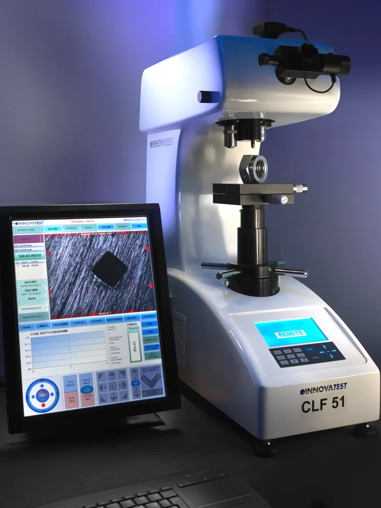Laboratório da fábrica J. Lanfranco & Cie, na França: durômetro de microdureza